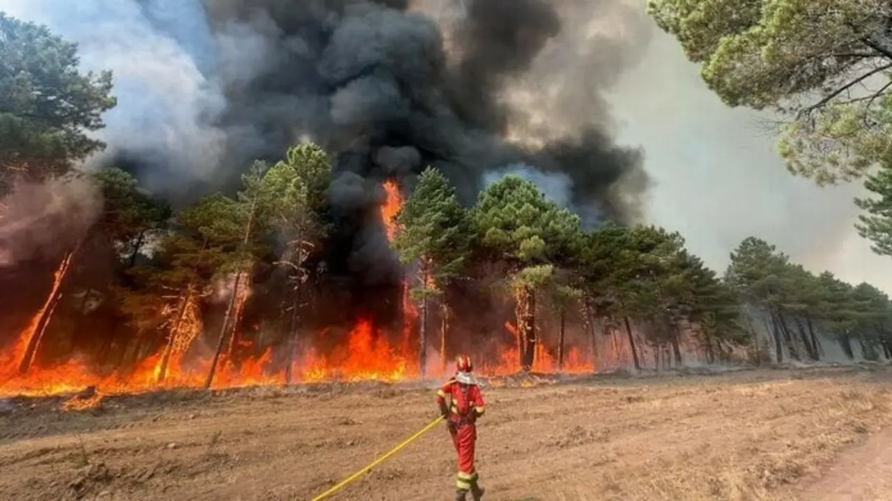 Miembros de la UME intentado apagar el incendio de Monsagro