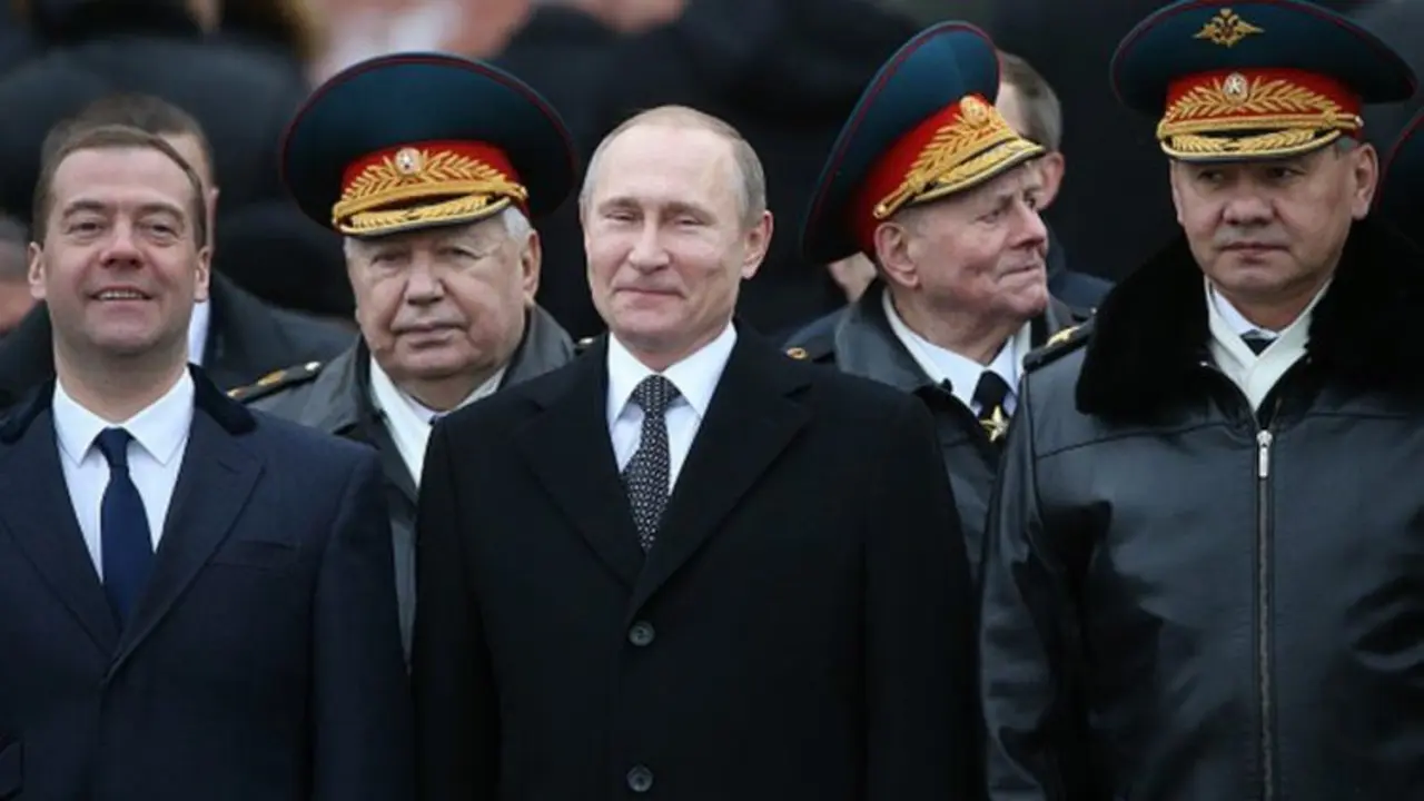 El vicepresidente Dmitry Medvedev a la izquierda de la foto junto a Vladimir Putin. Fuente BBC