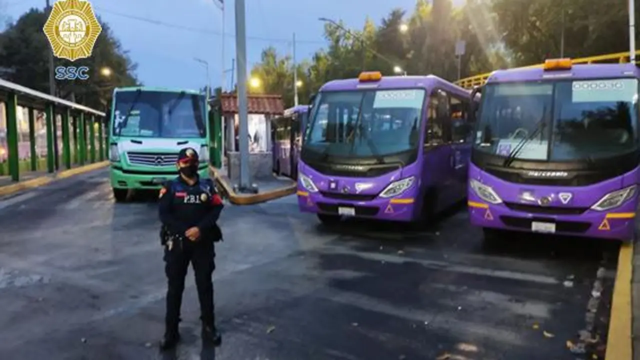 Imagen de una policía mexicana en acto de servicio