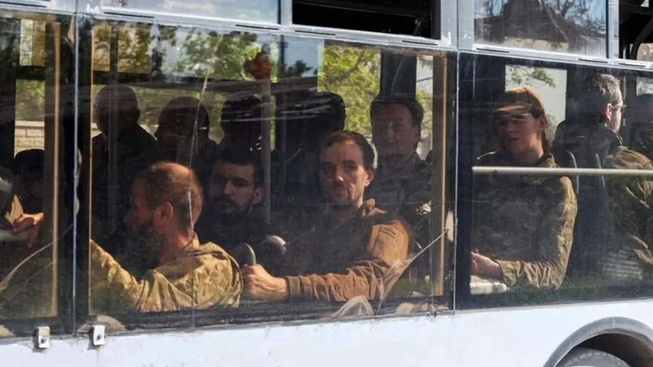Imagen de los prisioneros trasladados a la cárcel.  Fuente The Moscow Times
