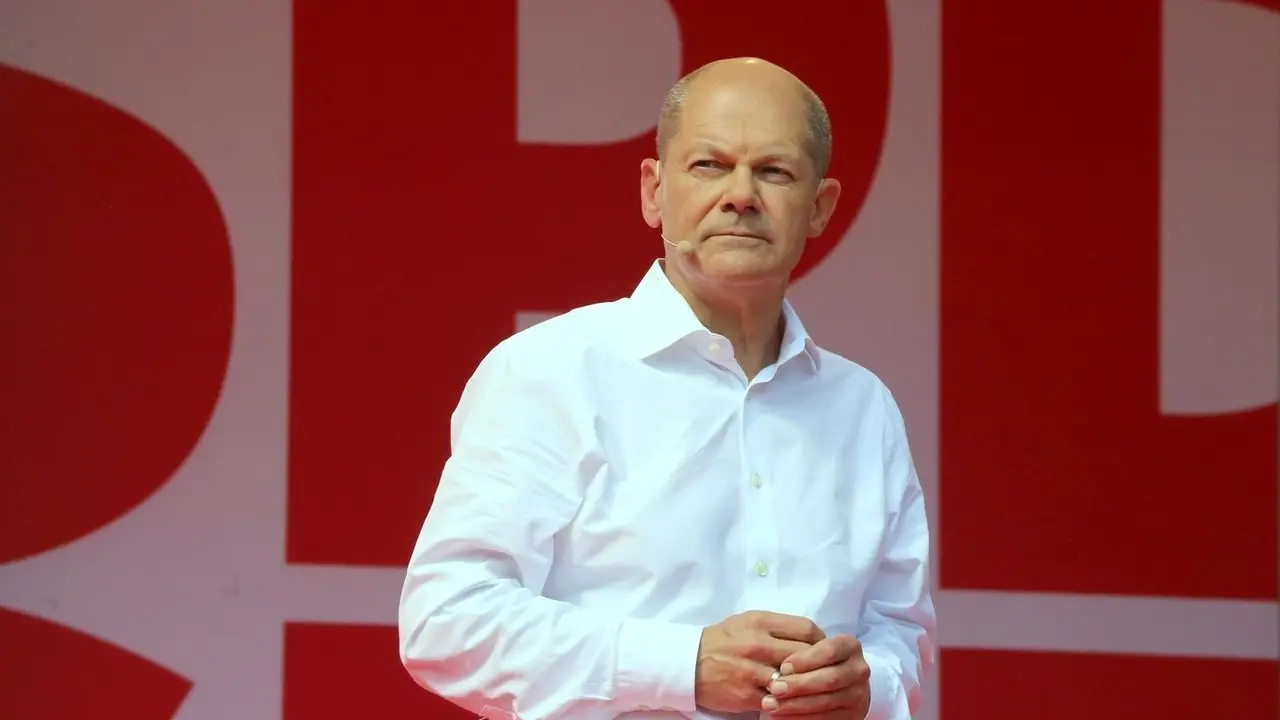 Olaf Scholz, Stellvertreter der Bundeskanzlerin und Bundesminister der Finanzen, Kanzlerkandidat der SPD vor der Sendung; Porträt, Einzelbild
