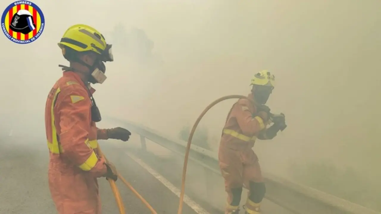 Imagen de los bomberos en el incendio de Bejis. Fuente Bomberos Comunidad Valenciana