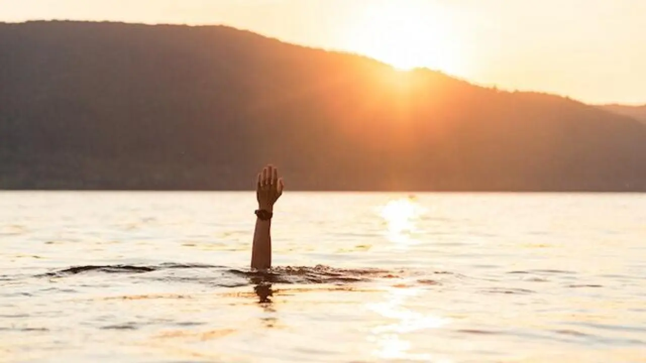 Foto de Slava MKRVSKY: https://www.pexels.com/es-es/foto/mar-montanas-puesta-de-sol-mano-9022463/