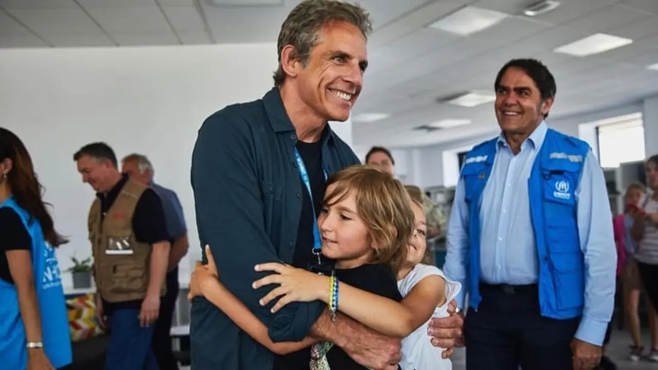 El actor Ben Stiller en un centro de refugiados ucranianos en Polonia.  Fuente Twitter 