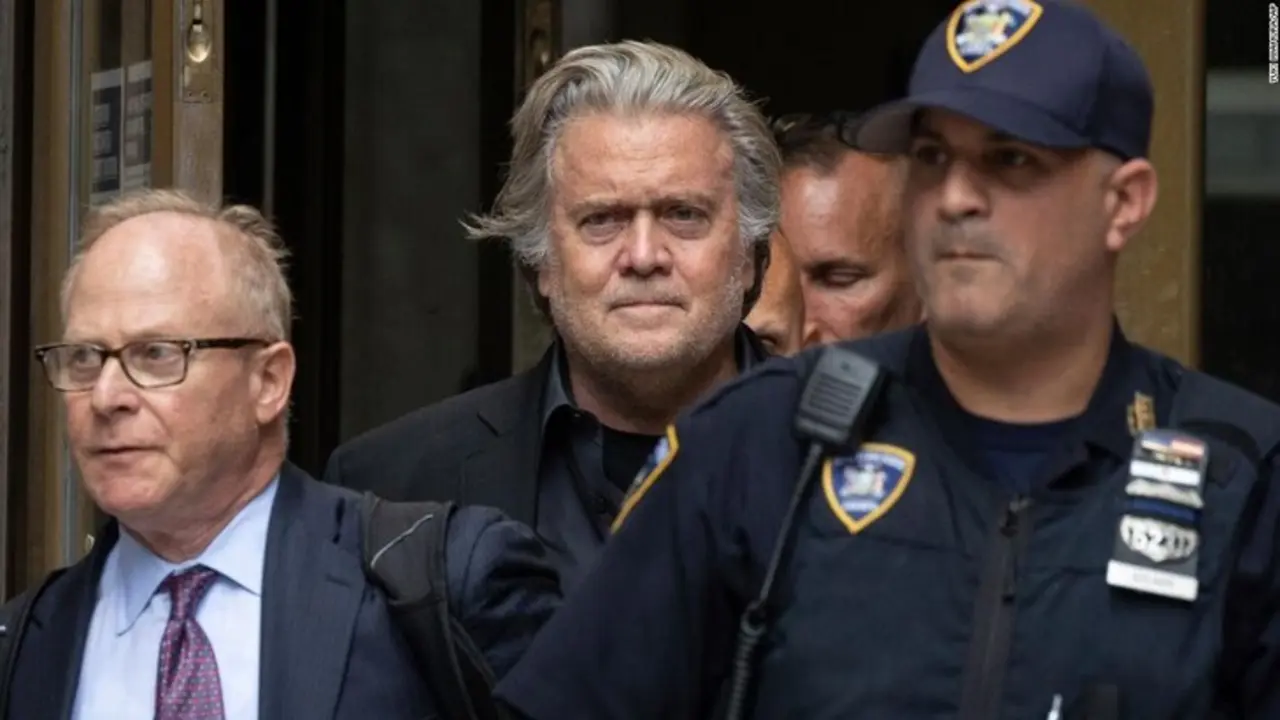 Steve Bannon en el momento de la detención.  Fuente CNN