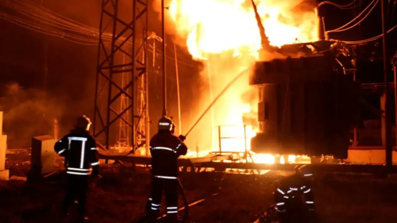 Imagen de los bomberos apagando un incendio en Kharkiv.  Fuente Alert News