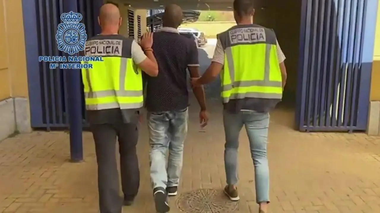 Policía Nacional deteniendo (imagen archivo)