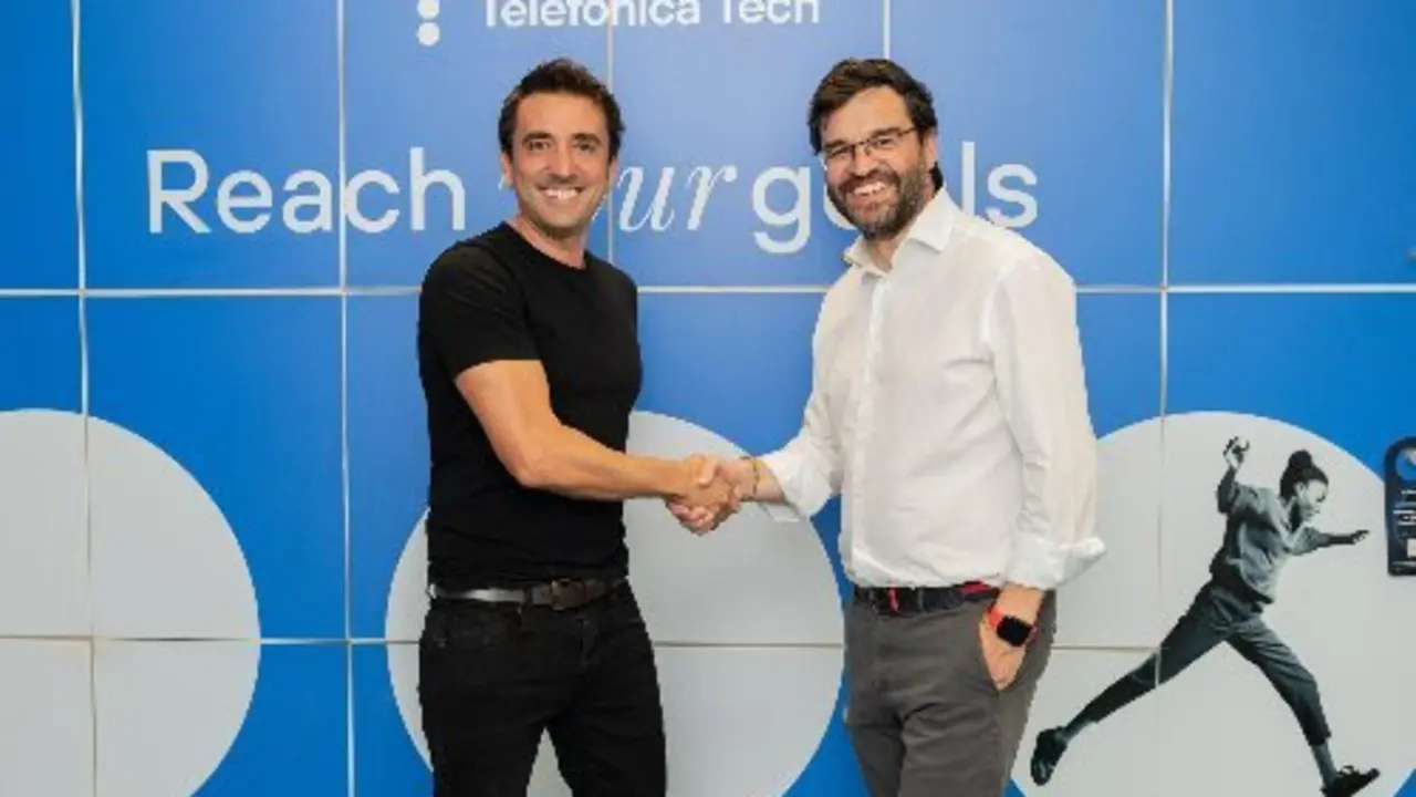Izq. a dcha.: Xabi Uribe-Etxebarria, fundador y CEO de Sherpa.ai, y Gonzalo Martín-Villa, CEO de IoT y Big Data de Telefónica Tech.