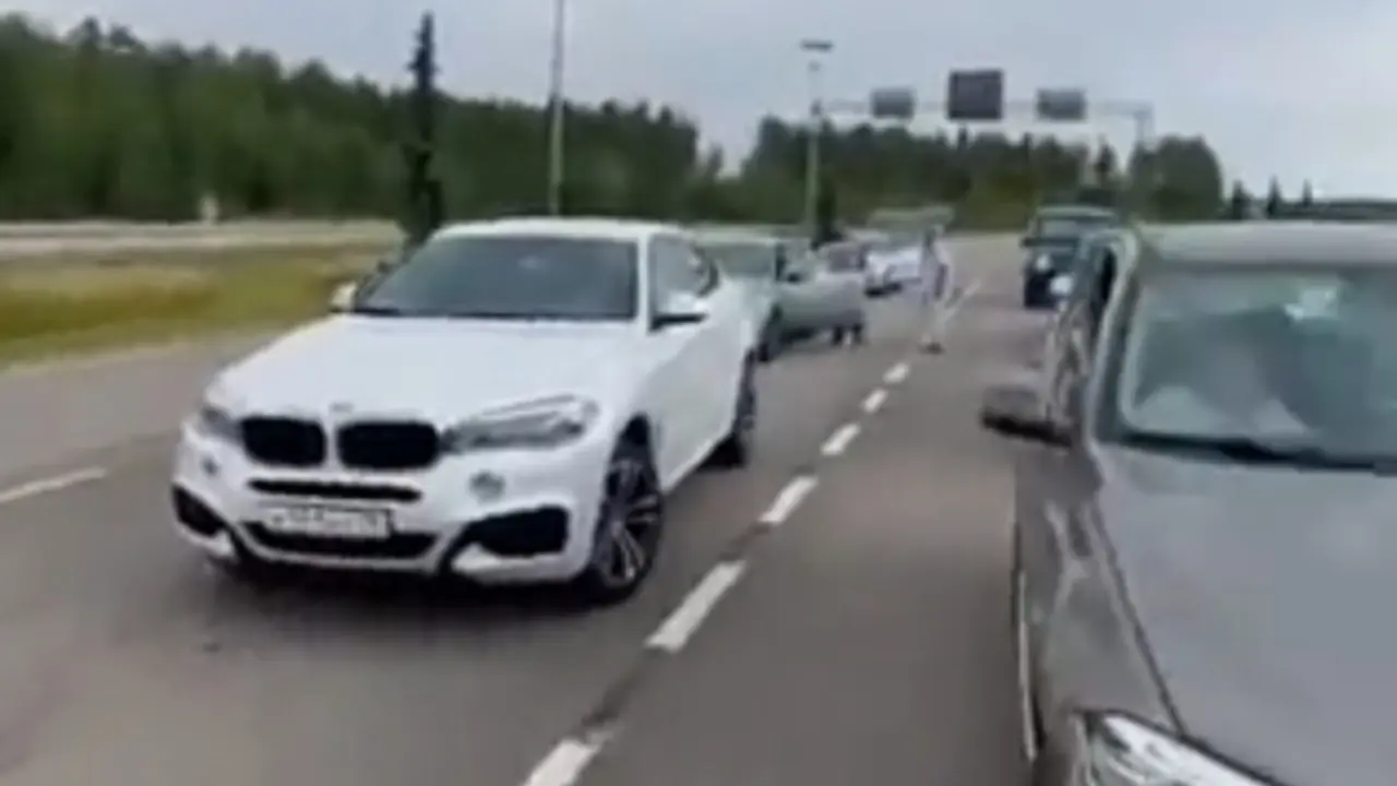 Imagen de ciudadanos rusos en sus vehículos en la frontera con Finlandia .Fuente Twitter 