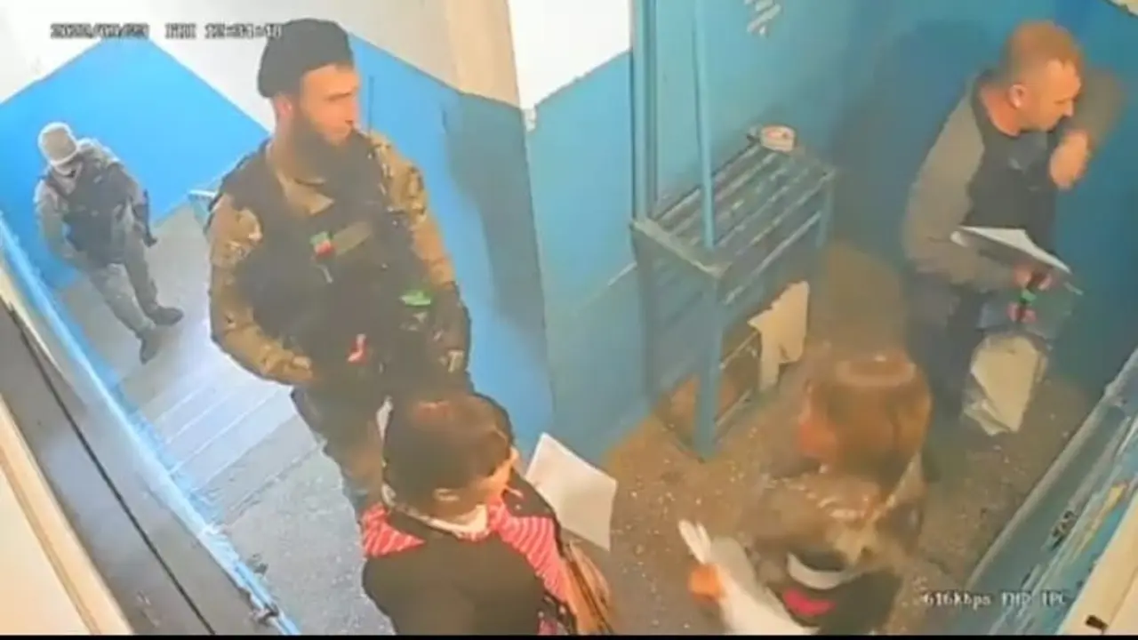 Imagen de una cámara de seguridad donde un soldado recoge el voto en una vivienda.  Fuente Speciañ Kherson Twitter 