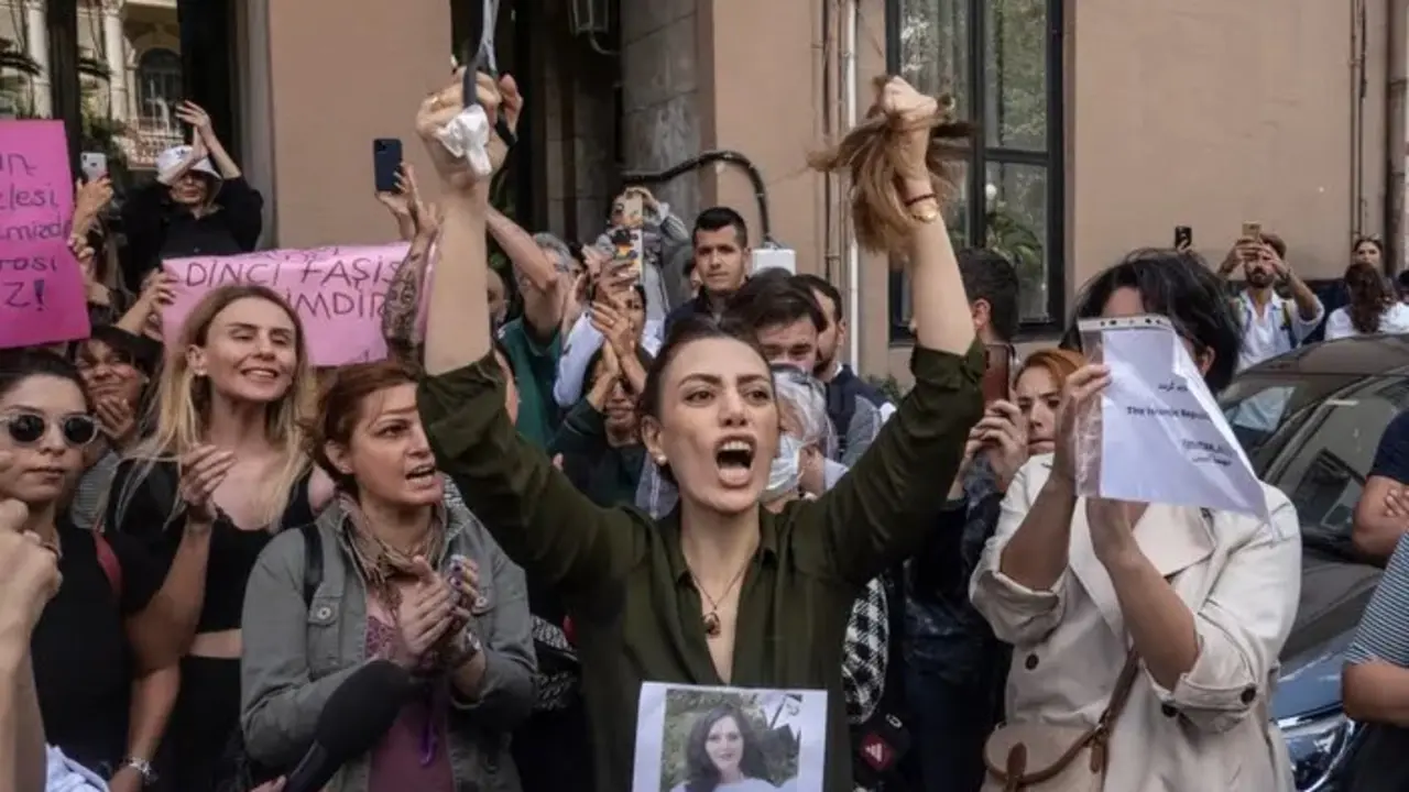Mujeres de Irán protestan por la muerte de Masha Amini . Fuente El Nacional 