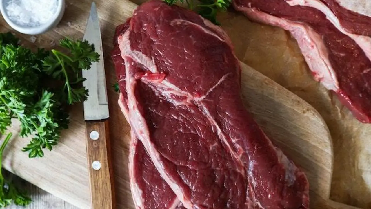 Foto de Leonora Brebner: https://www.pexels.com/es-es/foto/comida-madera-hojas-filete-9843971/