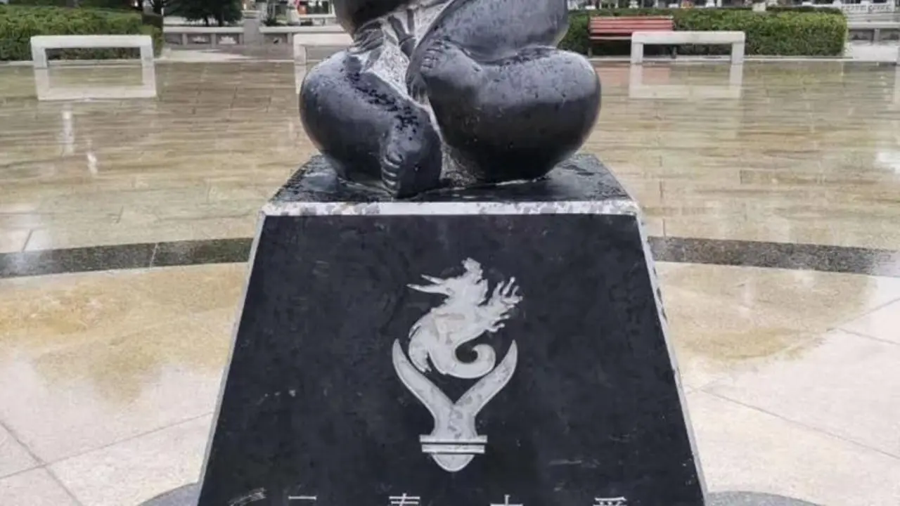 Escultura de oso panda tallada en mármol que se instalará