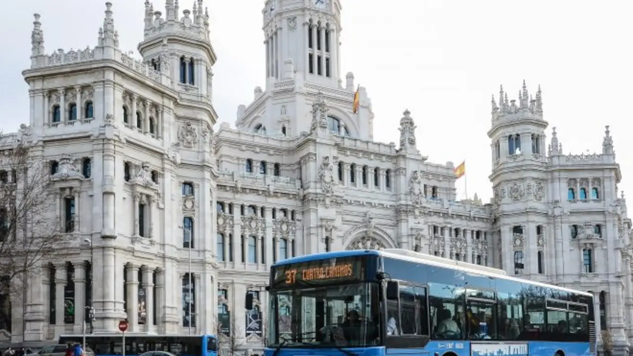 Autobús de la Empresa Municipal de Transportes (EMT) frente al Palacio de Cibeles, sede del Ayuntamiento de Madrid