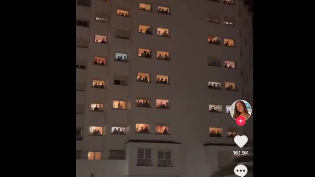 Los alumnos del colegio Elías Ahúja cantando en las ventanas
