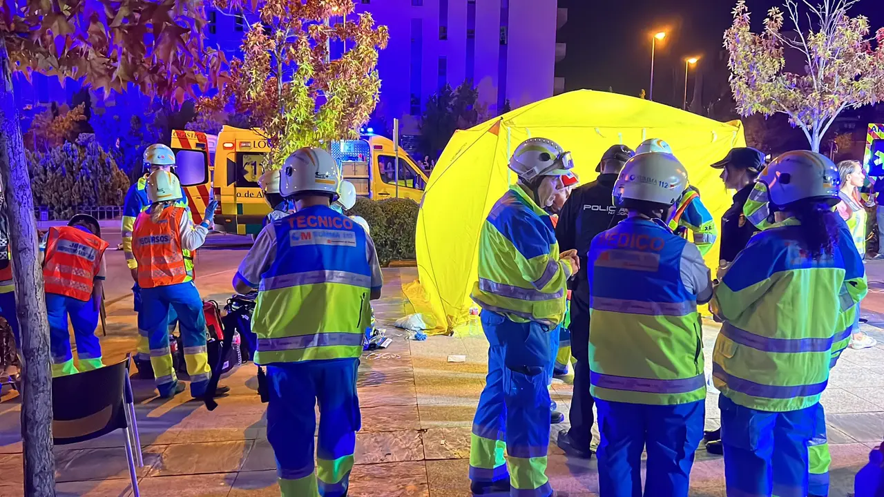 Efectivos de emergencias en el incendio de Alcorcón