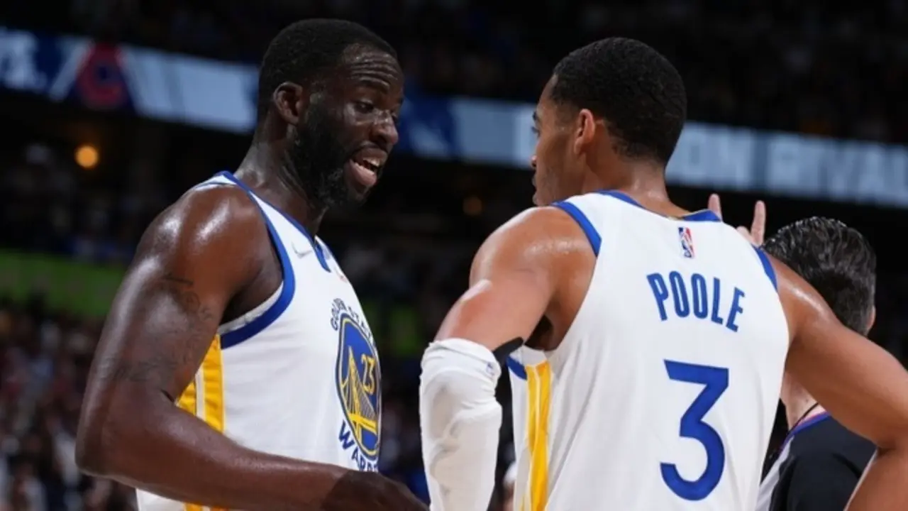 Daymond Green y Jordan Poole durante un partido. Fuente NBA