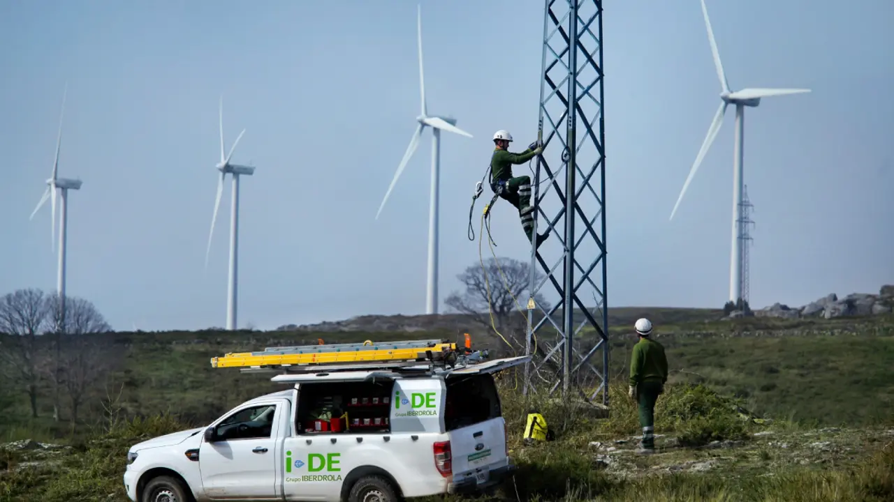 Imagen de una línea eléctrica de Iberdrola