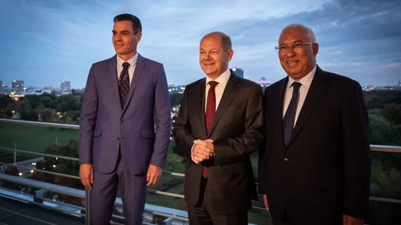 El presidente Sánchez junto a Antonio Costa y Olaf Scholz en Berlín,. Fuente: Twitter PSOE 