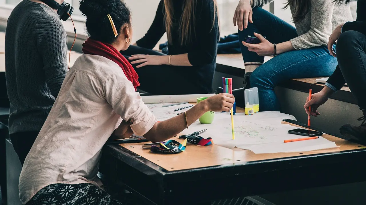 Jóvenes, trabajando en una empresa