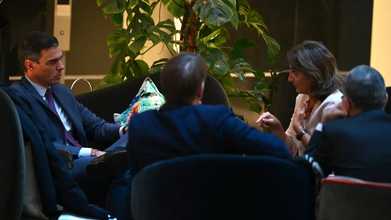Pedro Sánchez en Bruselas con la ministra de Transición Ecológica, Teresa Ribero