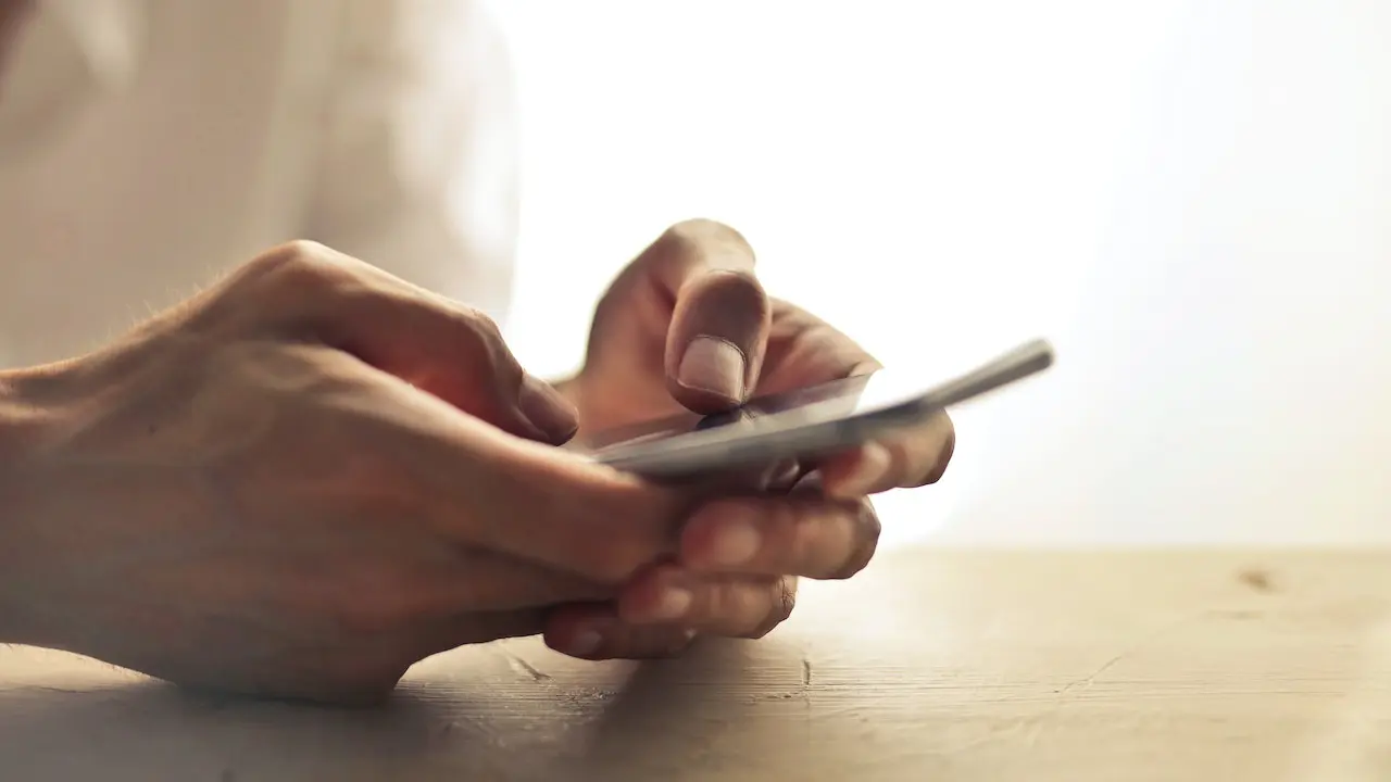 Foto de Adrienn: https://www.pexels.com/es-es/foto/persona-que-usa-smartphone-1458283/