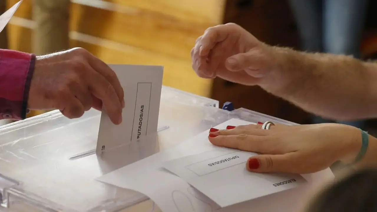 Votación en una urna