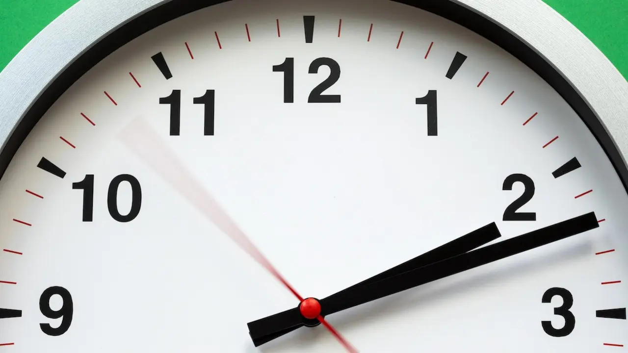 Foto de Stas Knop: https://www.pexels.com/es-es/foto/lectura-del-reloj-blanco-a-las-2-12-1537268/