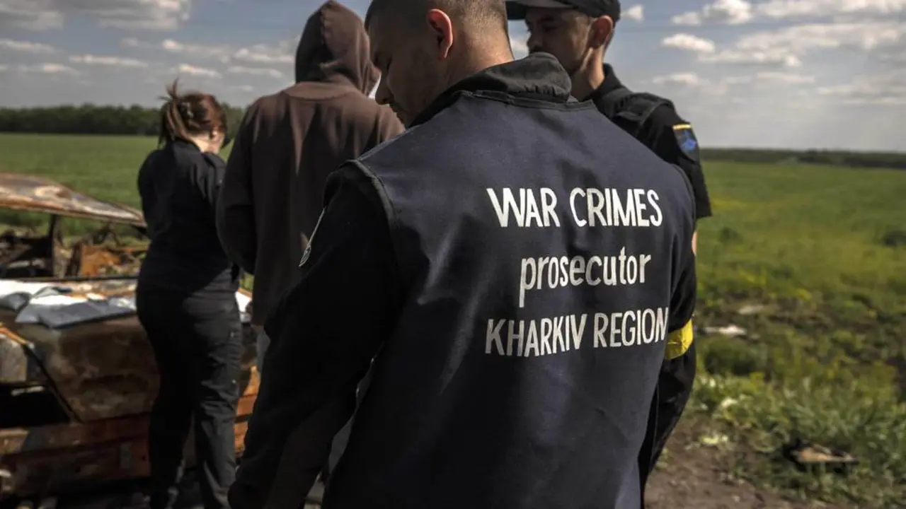Un miembro de los equipos policiales que investigan crímenes de guerra