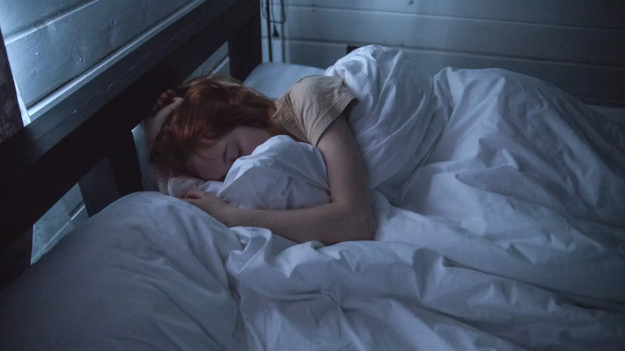 Foto de Ivan Oboleninov : https://www.pexels.com/es-es/foto/mujer-durmiendo-935777/