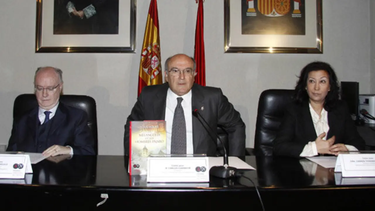 LUIS DE ANGULO, CARLOS CARNICER, CARMEN FERNANDEZ DE BLAS DURANTE LA PRESENTACION DEL LIBRO  'LA MELANCOLIA DE LOS HOMBRES PAJARO'
24/03/2011
MADRID