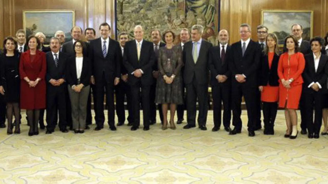 Los Reyes Juan Carlos y Sofía, junto al presidente del Gobierno, Mariano Rajoy, el presidente del Congreso de los Diputados, Jesús Posadas, el presidente del Senado, Pío García Escudero, y el ministro de Justicia, Alberto Ruiz-Gallardón, posan con los veinte nuevos vocales del Consejo General del Poder Judicial (CGPJ), momentos antes de jurar o prometer sus cargos hoy ante el Rey en el Palacio de la Zarzuela.