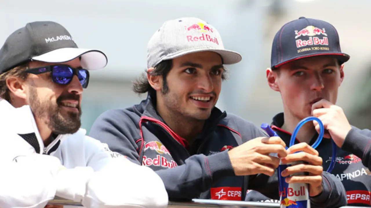 Fernando Alonso (ESP), McLaren Honda, Carlos Sainz (ESP), Scuderia Toro Rosso and Max Verstappen (NL), Scuderia Toro Rosso 
12.04.2015. Formula 1 World Championship, Rd 3, Chinese Grand Prix, Shanghai, China, Race Day.
- www.xpbimages.com, EMail: requests@xpbimages.com - copy of publication required for printed pictures. Every used picture is fee-liable. © Copyright: Charniaux / XPB Images