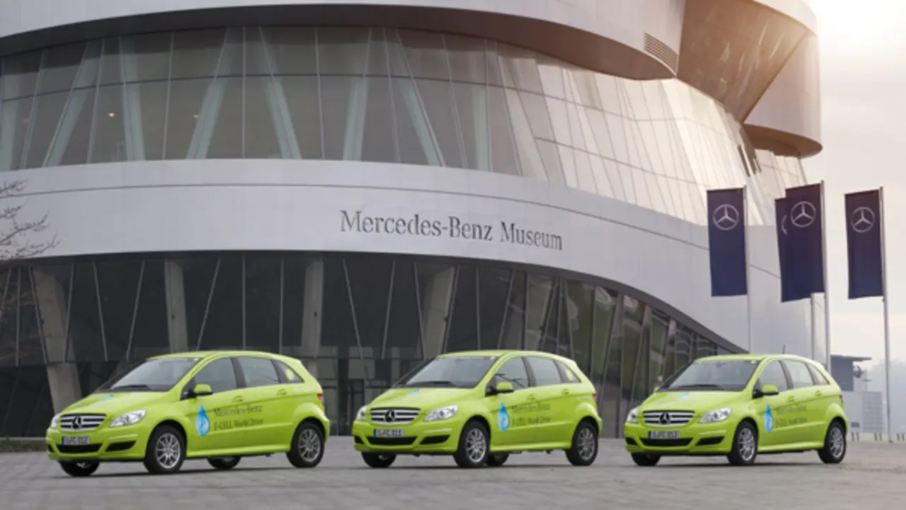 Mercedes-Benz F-CELL World Drive: Drei Mercedes-Benz B-Klasse F-CELL mit
Brennstoffzellenantrieb fahren ab dem 30. Januar 2011 von Stuttgart aus in
125 Tagen emissionsfrei einmal um den Globus und demonstrieren technische
Reife und Alltagstauglichkeit von Elektrofahrzeugen mit Brennstoffzelle.

Mercedes-Benz F-CELL World Drive: Starting on January 30, 2011 in Stuttgart
(Germany), three Mercedes-Benz B-Class F-CELL with fuel cell drive will be
driving around the globe with zero emissions in 125 days. The objective is
to demonstrate that electric vehicles equipped with fuel cell are
technically mature and suitable for everyday use.
