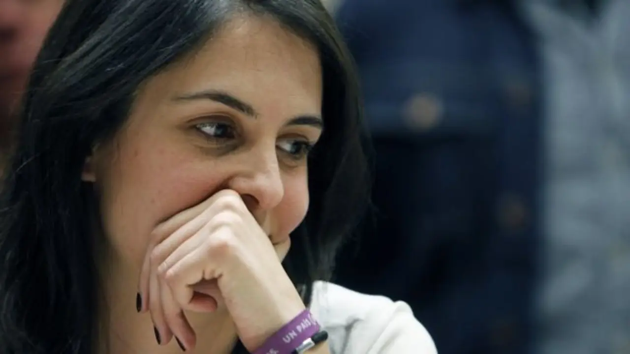 GRA342. MADRID, 18/03/2016.- La portavoz del Ayuntamiento de Madrid, Rita Maestre, quien ha sido condenada por el juzgado de lo penal 6 de Madrid a pagar una multa de 4.380 euros por un delito contra los sentimientos religiosos por manifestarse con el torso descubierto en la capilla de la Universidad Complutense en 2011, hoy durante la rueda de prensa, en la que ha estado arropada por la alcaldesa de Madrid, Manuela Carmena, y otros doce concejales de Ahora Madrid, la portavoz municipal ha indicado que creen que este fallo judicial "no afecta a su labor" en el Consistorio. EFE/Sandra Jabalera