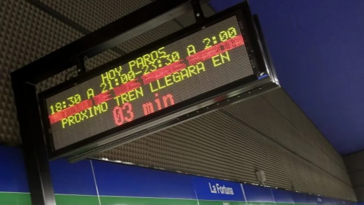 GRA309 MADRID, 21/5/2016.- Los servicios mínimos establecidos con motivo de los paros parciales en Metro de Madrid que hoy se inician serán del 75 % en el primer turno -de 18.30 a 21.00- y del 78 % en el segundo -de 23.30 a 2.00-, por lo que ambos afectarán a los desplazamientos por el concierto de Bruce Springsteen en el Bernabéu.El servicio de autobús de la EMT ha indicado que reforzará el servicio nocturno para acoger la demanda de viajeros con motivo del concierto en el Bernabéu.Los empleados de Metro votaron de forma casi unánime el pasado jueves a favor de la huelga, que coincidirá además con la final de la Copa del Rey de fútbol, mañana; y con la hora punta matinal del lunes. En la foto, estación de metro de La Fortuna en Leganés. EFE/Victor Lerena