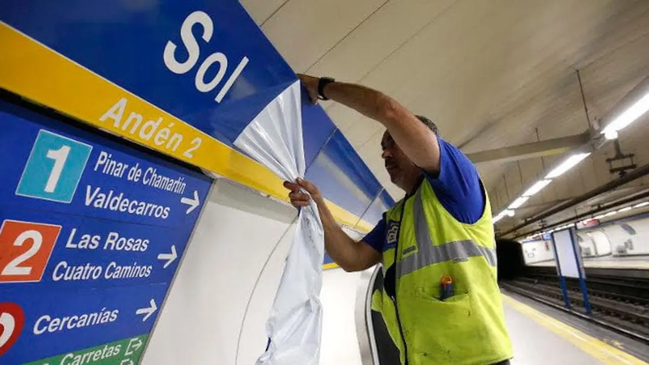 Retirada de los carteles de Vodafone.Estación Metro Sol. Foto: D. Sinova / Comunidad de Madrid