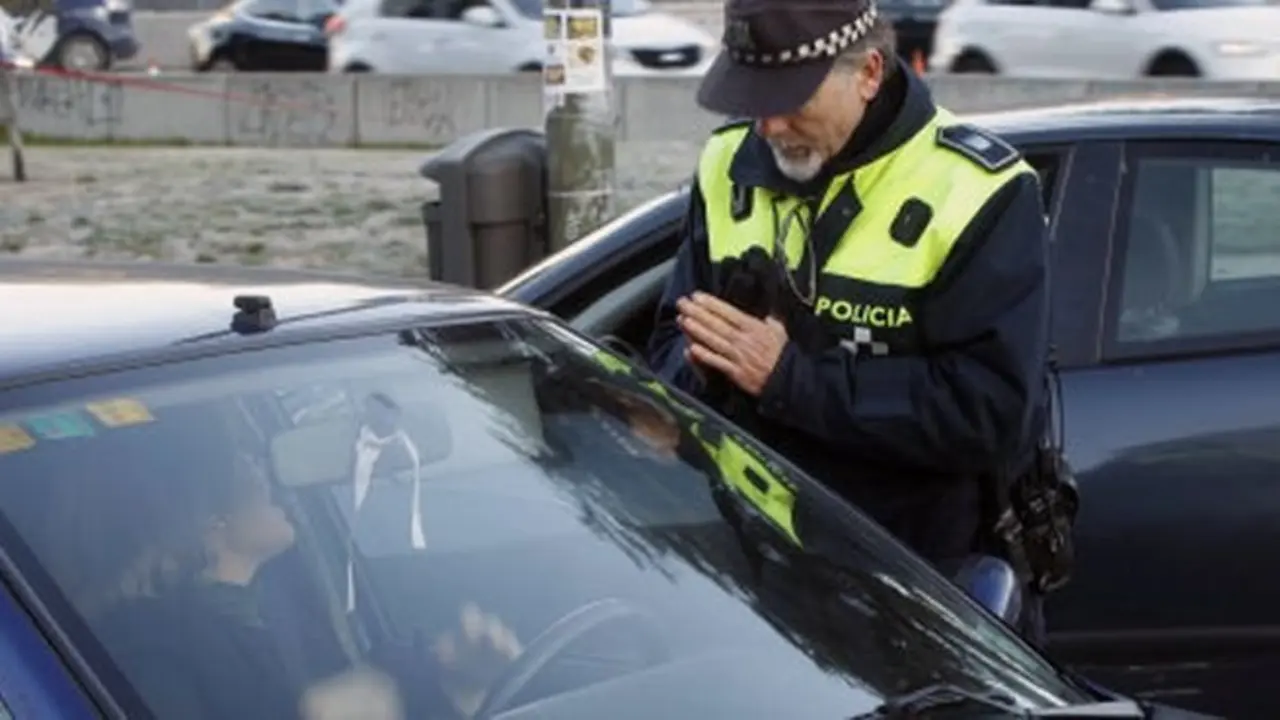 GRA023. MADRID, 29/12/2016.- Madrid se ha convertido hoy en la primera ciudad española que impone la circulación alterna de vehículos en función de sus matrículas, una medida inédita a la que nunca han tenido que llegar el resto de ciudades del país, que sí han adoptado restricciones menos radicales para combatir la polución. Por primera vez en España, sólo la mitad de los coches -los de matrícula impar- podrán circular por la almendra central de la capital a partir de las 6.30 horas de este jueves, 29 de diciembre. En la foto, controles policiales controlando el tránsito de vehículos a la entrada de Madrid a la altura de Moncloa. EFE/Juan Carlos Hidalgo