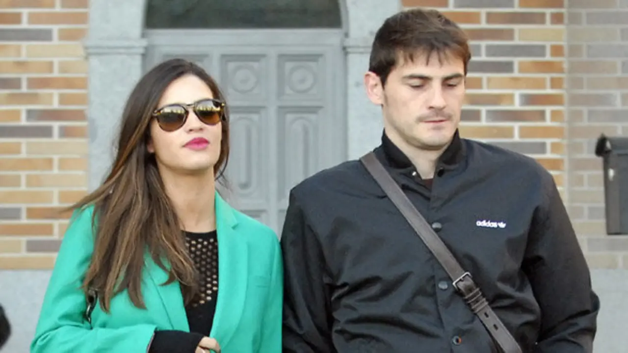 LA PERIODISTA SARA CARBONERO Y EL FUTBOLISTA IKER CASILLAS POR LAS CALLES DE MADRID
en la foto : cogidos de la mano
06/12/2013
MADRID