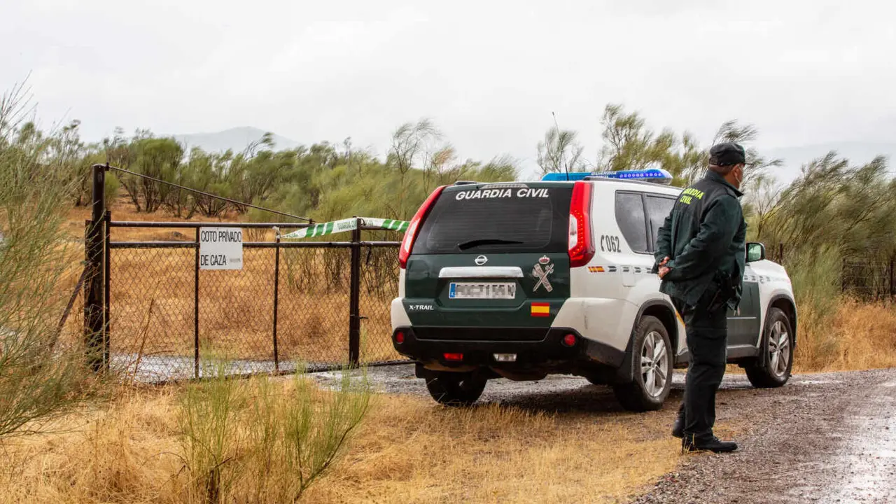 Agentes de la Guardia Civil en una finca propiedad de la familia de Eugenio D.H. de 28 años de edad y nacionalidad española, detenido por el presunto asesinato de Manuela Chavero, en Monesterio, Badajoz (España), a 18 de septiembre de 2020. Agentes del Equipo Central Inspecciones Oculares (ECIO) del Servicio de Criminalística de la Guardia Civil se han desplazado hasta la localidad pacense para sumarse a la búsqueda del cuerpo de Manuela Chavero, desaparecida en julio de 2016, en el marco de la investigación por la que ha sido detenido Eugenio D.H., quien se encuentra en dependencias del Instituto Armado en Zafra (Badajoz).

18 SEPTIEMBRE 2020;SUCESOS;ASESINATO

18/9/2020