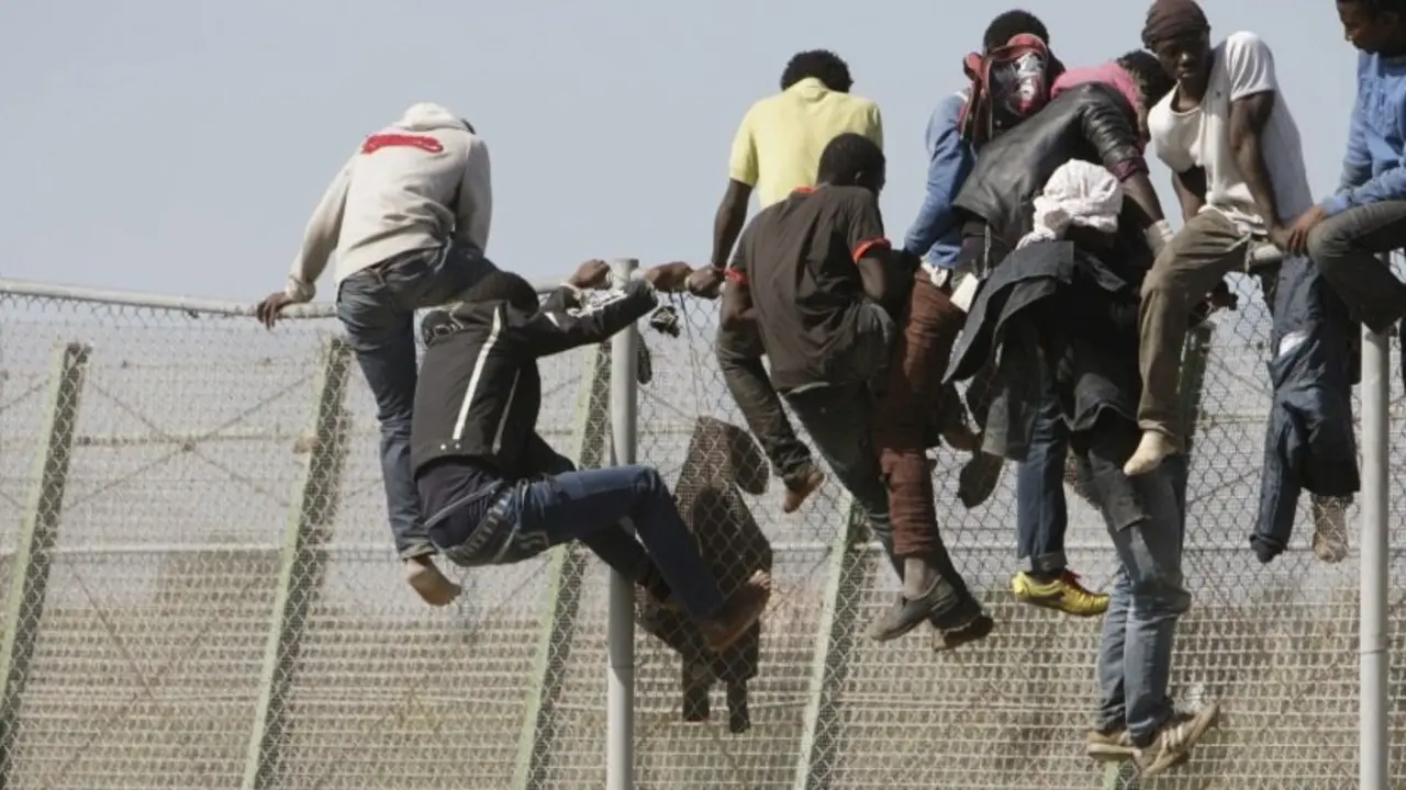 COMIENZAN A BAJAR DE VALLA DE MELILLA ALGUNOS DE LOS INMIGRANTES ENCARAMADOS