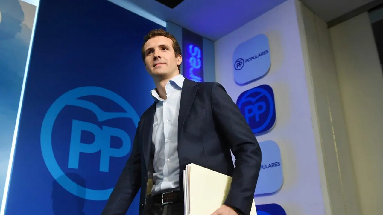 GRAF118. MADRID, 10/04/2018.- El vicesecretario de comunicación del Partido Popular, Pablo Casado, a su llegada a la rueda de prensa que ha ofrecido esta mañana en la sede del partido, donde ha presentado toda la documentación sobre su máster de la Universidad Rey Juan Carlos, que según ha explicado hizo en 2008 no por el título en sí mismo sino porque quería acceder al doctorado y entonces se requería. Casado ha mostrado ante los periodistas todos los papeles sobre la inscripción y el pago fraccionado de la matrícula, así como la solicitud y aceptación de convalidaciones. En su caso pudo convalidar dos tercios de los créditos y sólo tuvo que obtener veinte. El dirigente 'popular' ha confirmado que no tuvo que asistir a clase y que esos veinte créditos los logró mediante cuatro trabajos -uno de ellos similar a lo que sería un trabajo de fin de máster-, pero ha recalcado que fue el director de este programa, Enrique Álvarez Conde, quien le explicó cómo debía organizar sus estudios y le confirmó que podía hacerlo así. EFE/ Fernando Villar