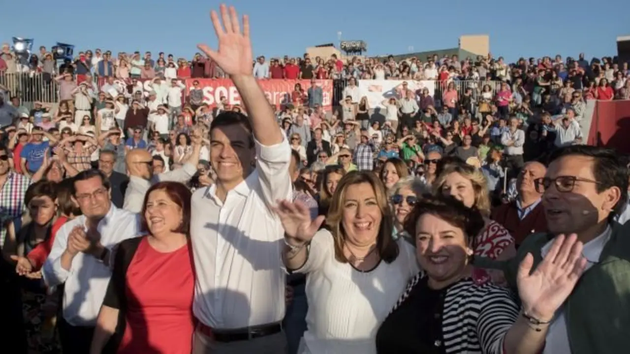 GRA380. GRANADA, 23/05/2016.- El secretario general del PSOE, Pedro Sánchez (i), acompañado de la secretaria del PSOE andaluz y presidenta de Andalucía, Susana Díaz (3d), antes de participar en un mitin en Granada, el tercer acto de partido en el que ambos coinciden en poco más de una semana. EFE/Miguel Ángel Molina