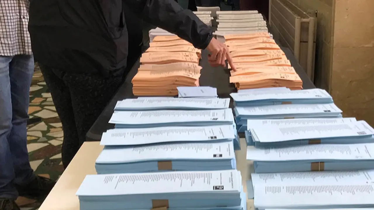 AMP.- 26M.- La participación a las 14.00 en Catalunya sube 10 puntos en europeas y 3 en municipales

Un votante señala una papeleta

  (Foto de ARCHIVO)

26/05/2019