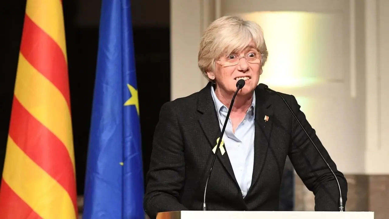 Councillor of Education of the Generalitat of Catalonia Clara Ponsati delivers a speech during a meeting with Catalan mayors in Brussels on November 7  2017  Around 200 pro-independence Catalan mayors flew to Brussels on November 7 and held a protest demanding the release of their region s  political prisoners   Puigdemont claimed on November 7  2017  that he fled to Belgium because Spain was preparing a  wave of oppression and violence  against his separatist movement     AFP PHOTO   Emmanuel DUNAND