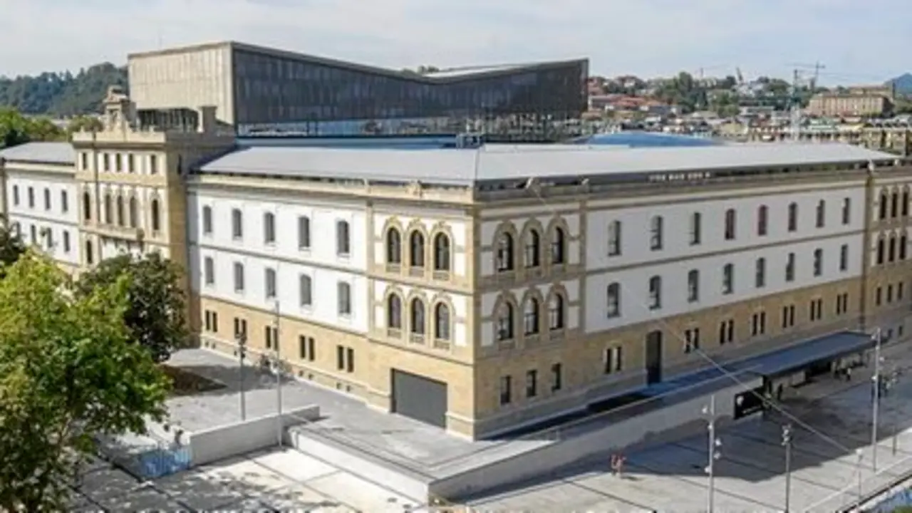 2015-09-09, Donostia. Inaugurazio egunean Tabakaleraren bisita gidatuari buruzko erreportaia.  

09-09-2015, San Sebastián. Reportaje sobre una visita guiada a Tabakalera el día de su inauguración.