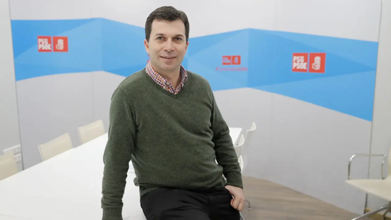 GRAF8044. SANTIAGO DE COMPOSTELA, 16/12/2018.- El secretario general del PSdeG, Gonzalo Caballero, proclamado oficialmente candidato a la Xunta y defensor de la "sintonía" gallega con el presidente Pedro Sánchez, defiende en una entrevista con Efe que "hay una fuerza de izquierdas en la que la ciudadanía puede confiar" y espera su reflejo en las elecciones europeas y municipales. EFE/Lavandeira jr.