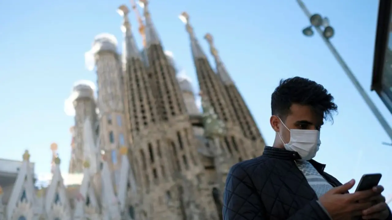 FILE PHOTO: A man wears a protective mask in front of Basilica Sagrada Familia, amid the novel coronavirus outbreak, in Barcelona, Spain February 2, 2020. REUTERS/Nacho Doce