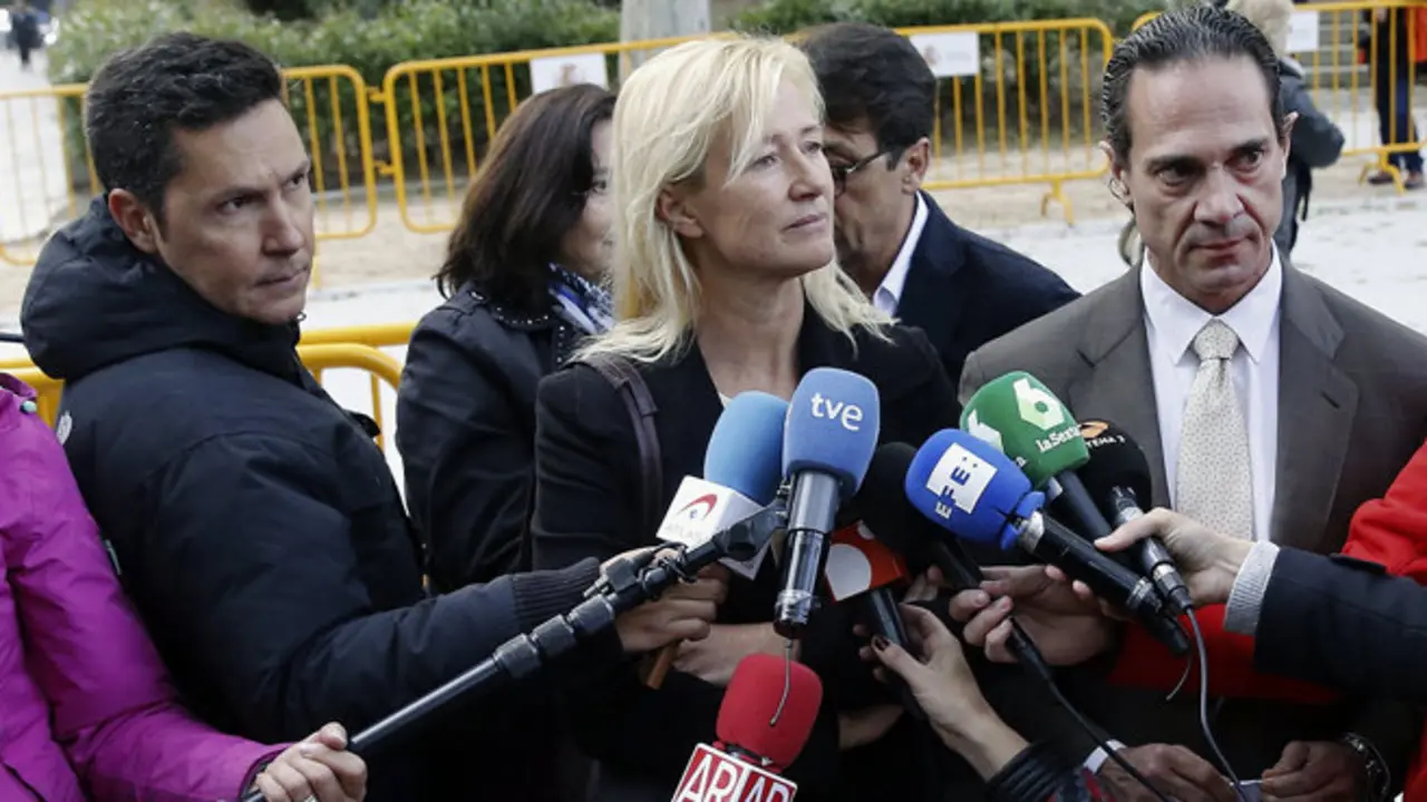 GRA005. MADRID, 10/05/2016.- La actriz Ana Duato (c), atiende a los medios a las puertas de la Audiencia Nacional donde ha acudido a declarar como investigada por un delito de fraude fiscal. EFE/J. J. Guillén