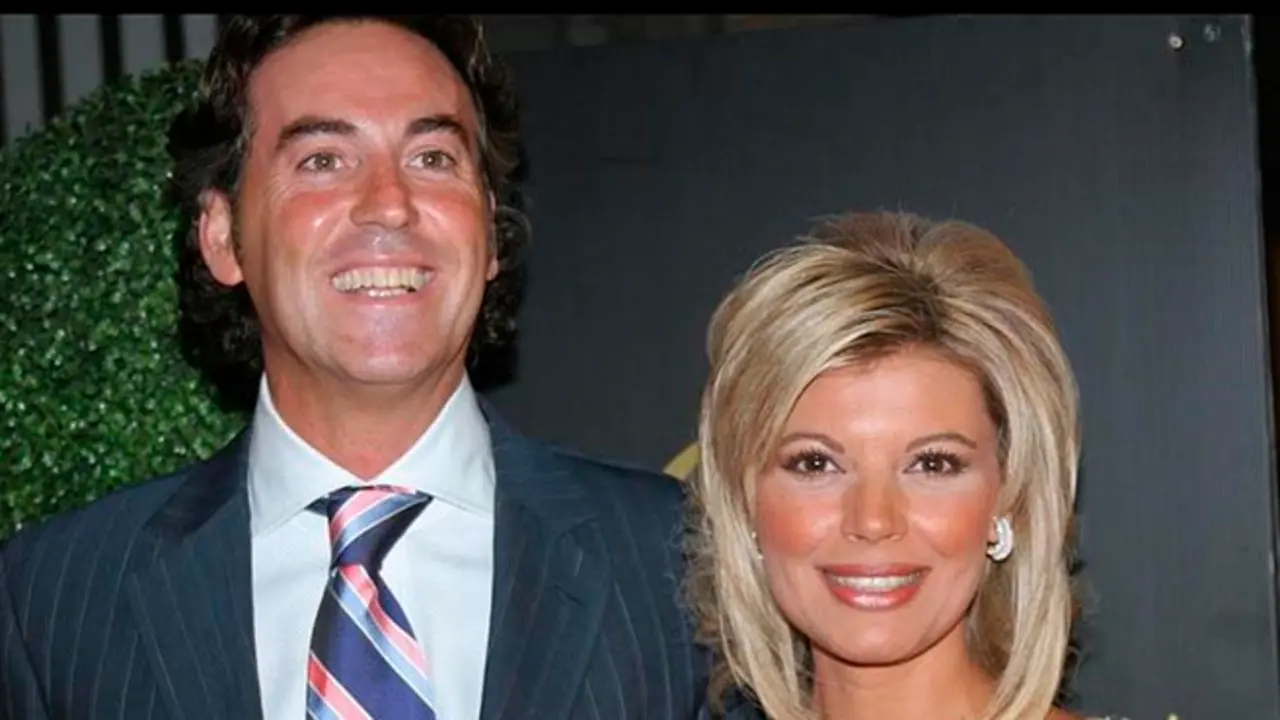 LA PRESENTADORA DE TV TERELU CAMPOS CON SU NOVIO EL PERIODISTA JOSE MANUEL ESTRADA   PIPI   POSANDO DURANTE SU 40 CUMPLEA OS EN MADRID JG     KORPA 31 08 2005 MADRID     Local Caption     40 TH BIRTHDAY TO TV PRESENTER TERELU CAMPOS IN MADRID THIS PICTURED TERELU CAMPOS WITH HER BOYFRIEND JOSE MANUEL ESTRADA   PIPI